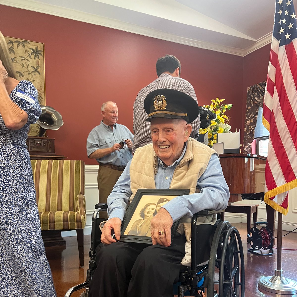 DOTMARAD's tweet image. ⚓️MARAD is proud to present WWII Merchant Mariner veteran Elmer Cocke with his 8 service medals.
His heroism during the sinking of the William J. Palmer in 1945 is a powerful testament to his selfless service and the enduring sacrifices of the U.S. Merchant Marine.⚓️
#MARAD…