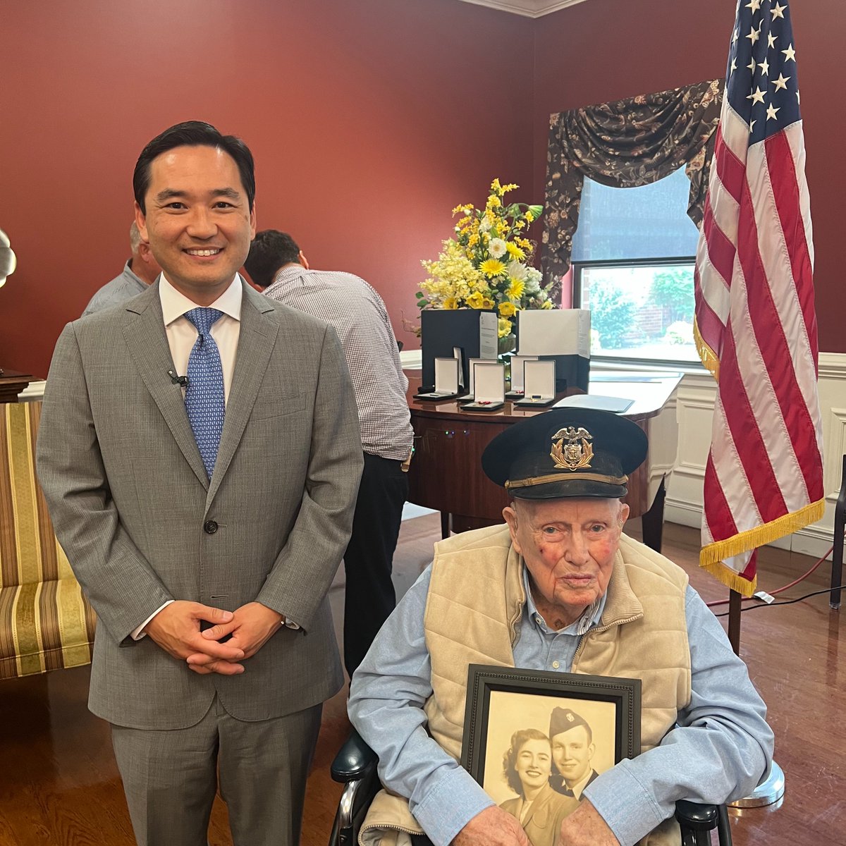DOTMARAD's tweet image. ⚓️MARAD is proud to present WWII Merchant Mariner veteran Elmer Cocke with his 8 service medals.
His heroism during the sinking of the William J. Palmer in 1945 is a powerful testament to his selfless service and the enduring sacrifices of the U.S. Merchant Marine.⚓️
#MARAD…