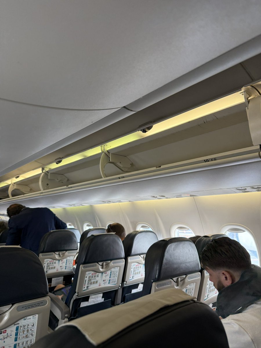 #Luxair les coffres à bagages sont quasiment vides mais on nous oblige à laisser nos bagages en soute… en contradiction avec ce qui était écrit sur le site… le personnel exerce son petit pouvoir ? A part ça, un bon vol !