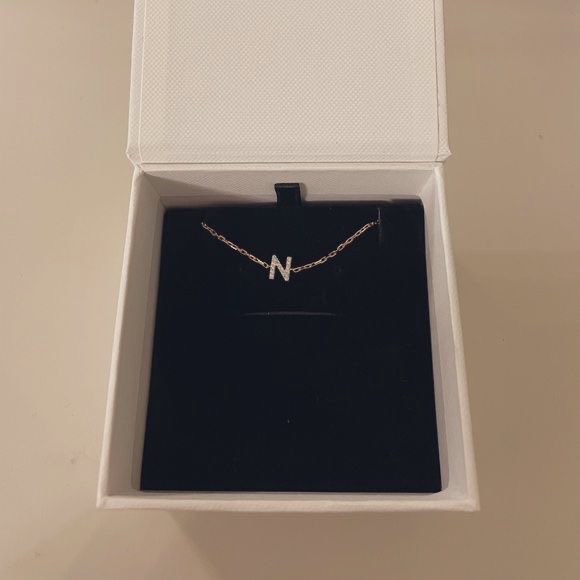 daylightales's tweet photo. @nateturnal ㅤ

something old ㅡ; his initials on a chain around my neck, not because he owns me, but because he really knows me.

something borrowed ㅡ; @songsofjane ‘s wedding day pearls sown &amp; woven into the gloves keeping my hands warm.

something ( t i f f a n y ) blue.

    ㅤ https://t.co/UNKnuGuo4M