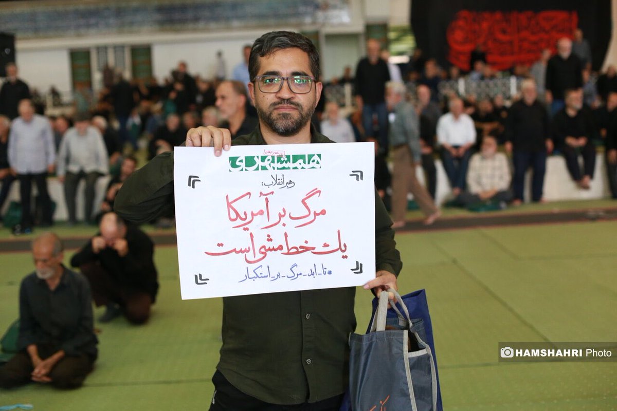 Danialmemar2's tweet image. رهبر انقلاب: مرگ بر آمریکا، یک خطمشی است.
در خانه اگر کس است، یک حرف بس است