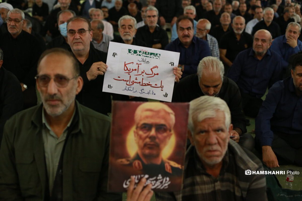 Danialmemar2's tweet image. رهبر انقلاب: مرگ بر آمریکا، یک خطمشی است.
در خانه اگر کس است، یک حرف بس است