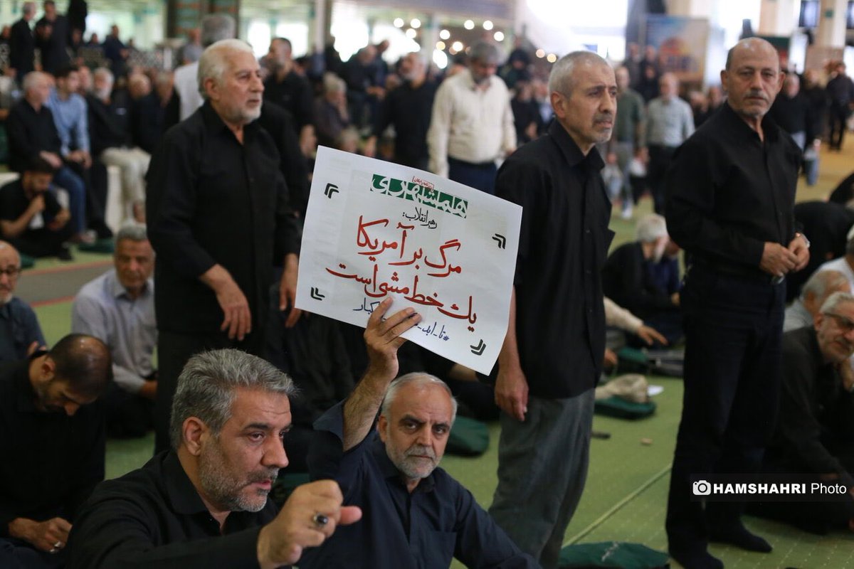 Danialmemar2's tweet image. رهبر انقلاب: مرگ بر آمریکا، یک خطمشی است.
در خانه اگر کس است، یک حرف بس است