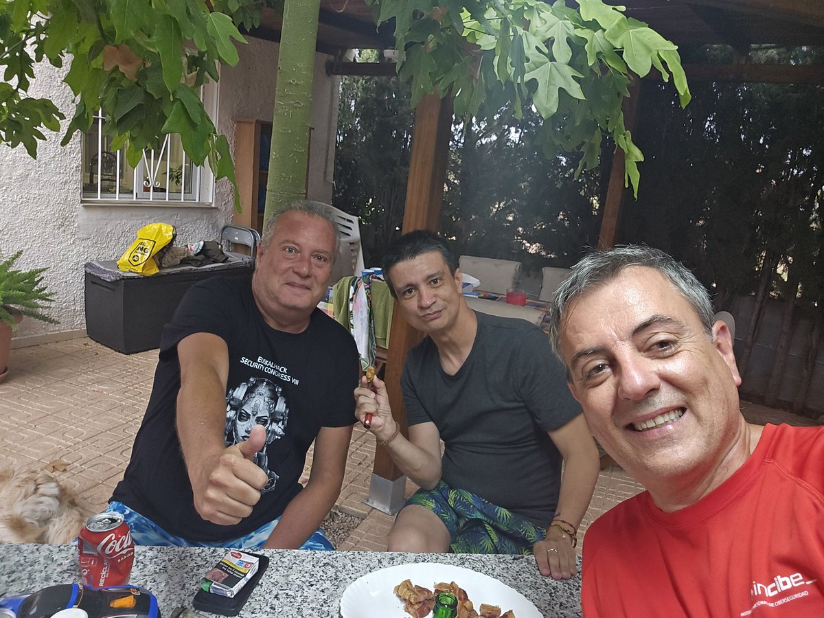 De merienda con <a href="/NN2ed_s4ur0n/">[NN2ed] s4ur0n</a> y <a href="/javiespejo/">Javi Espejo (qemm) 🦄</a> 😊
