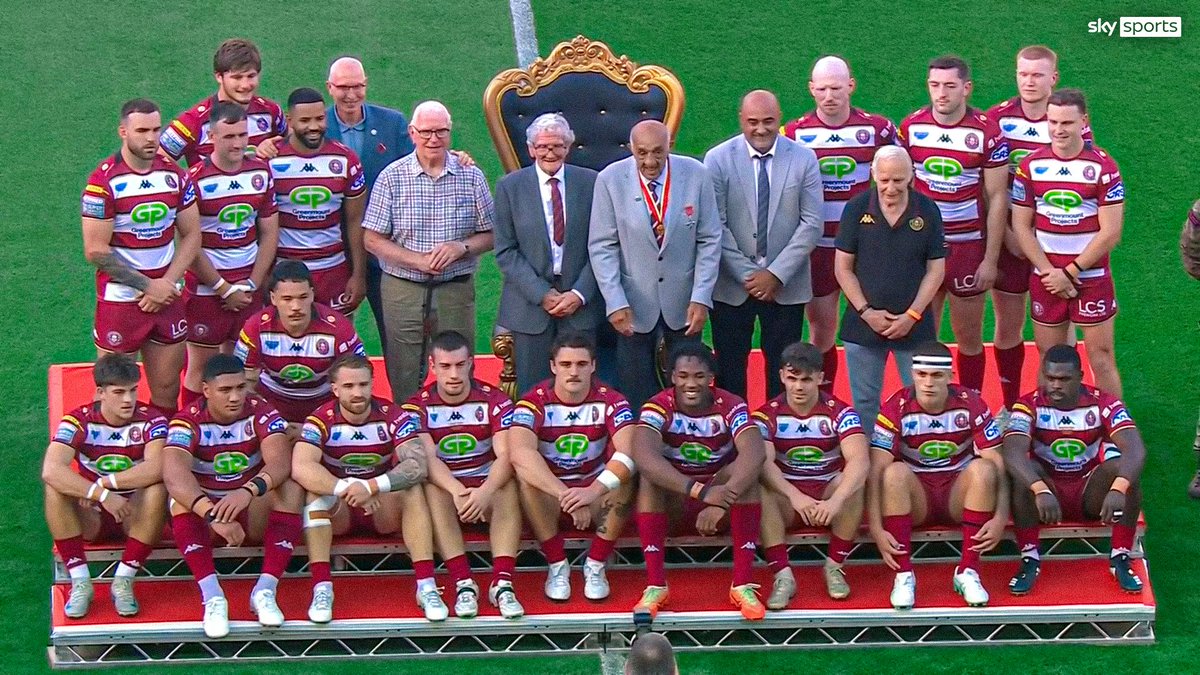 SkySportsRL's tweet photo. Wigan past and present coming together to celebrate Sir Billy Boston ❤️ https://t.co/8X7ROgtFQ7
