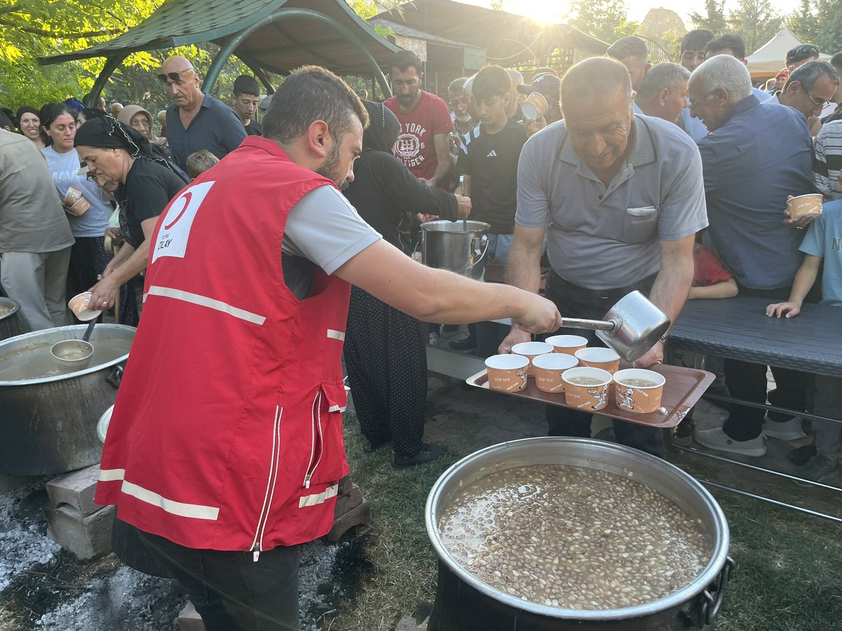 Kizilay_Tunceli's tweet photo. 2️⃣

İl Merkezi Başkanımız Sn. Ercan SADAĞ, personel ve gönüllülerimiz ile katılım sağlayarak,canlarımızla bir araya geldik.🙏🏻

Türk Kızılay Tunceli olarak;
Değerli Bağışçılarımız olmak üzere emeği geçen herkese teşekkür ederiz.❤️

Lokmalarımız Hak Katında kabul ola🙏🏻
@sefikaygol https://t.co/ycvYDI0lZ6