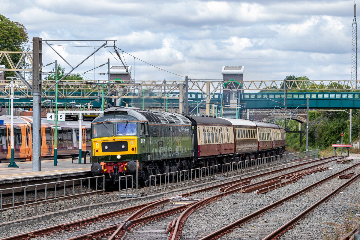 I never tire of seeing the big sulzer… 47805 with 57311 bringing up the rear pass Tring with 5Z31 Crewe to Southall
09-Jul-25