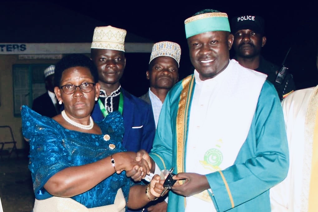 gracemarymugasa's tweet image. Today in Hoima, I joined Prime Minister @R_Nabbanja and fellow leaders for the consecration of Sheikh Rajab Mugenyi as the new Bunyoro District Khadi.
The President, represented by the Prime Minister, congratulated Sheikh Rajab with a brand-new vehicle and UGX 10 million. The…