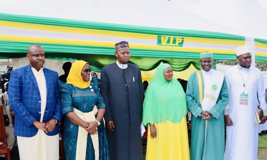 gracemarymugasa's tweet image. Today in Hoima, I joined Prime Minister @R_Nabbanja and fellow leaders for the consecration of Sheikh Rajab Mugenyi as the new Bunyoro District Khadi.
The President, represented by the Prime Minister, congratulated Sheikh Rajab with a brand-new vehicle and UGX 10 million. The…