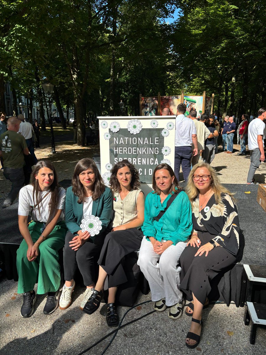 Bij de herdenking van de genocide in #Srebrenica . 
Eerste genocide in Europa sinds Holocaust.

De ervaringen in de oorlog in Bosnië motiveren me te strijden tegen haat en uitsluiting. 

Want oorlog meemaken is pijnlijk, maar zien dat politici er niets van leren is onverteerbaar.