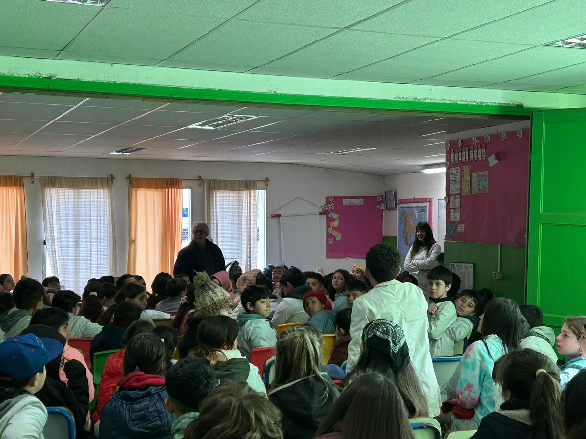 Hoy,  11 de julio,  intensa y hermosa actividad en la Escuela 149 de Las  Piedras, con 4to, 5to y 6to. Leyeron varios libros. Prepararon la  entrevista. Hubo mucho entusiasmo y me sentí muy bien esperado en el  predio donde, en mayo de 1811, tuvo lugar la Batalla de Las Piedras.