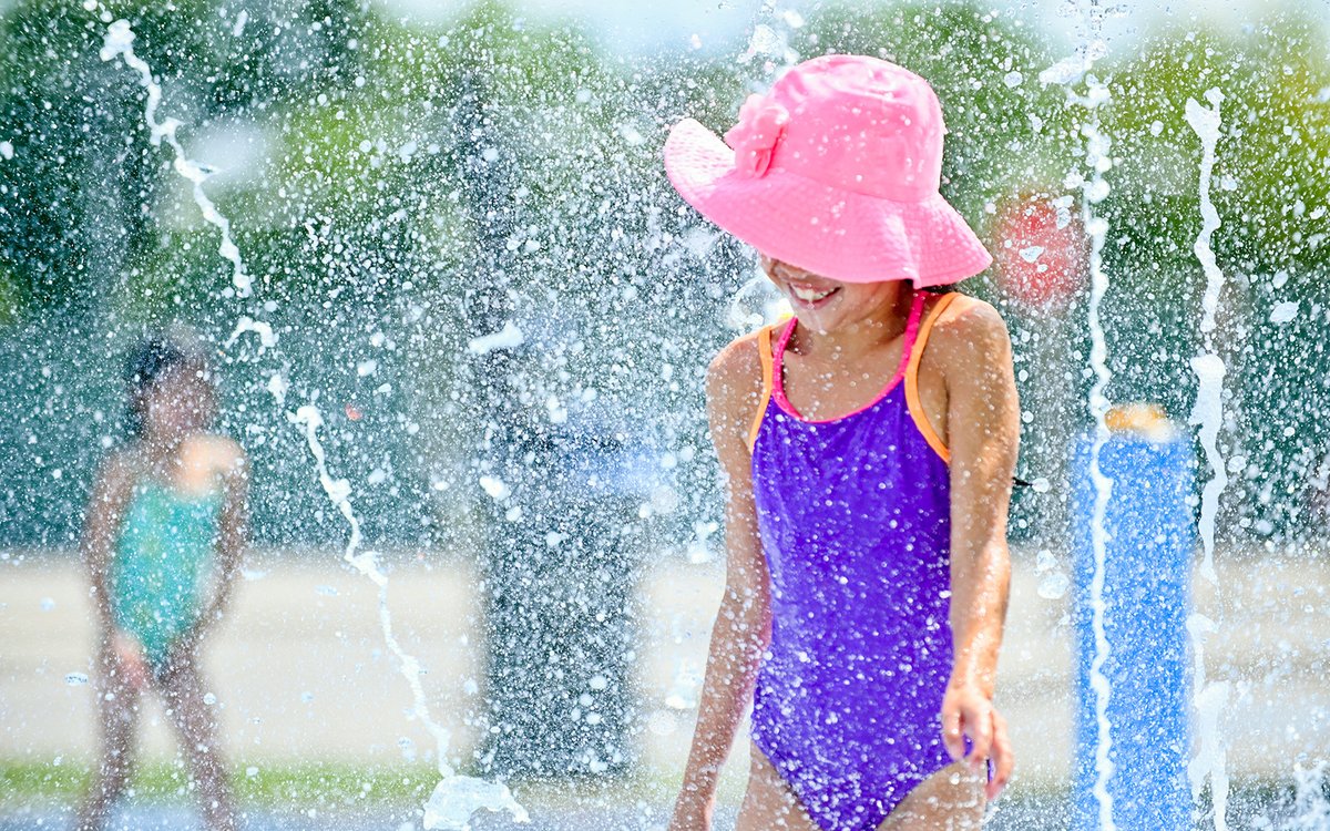 ☀️🌡️Heat Warning in effect for Mississauga! Stay safe: drink water, wear sunscreen &amp; light clothes. 

Cool off at:
📔 Library or community centre
🏊‍♀️ Indoor or outdoor pool
💦 Spray pad or Celebration Square fountain

🚫 Never leave kids or pets in the car

bit.ly/4kVUrA0
