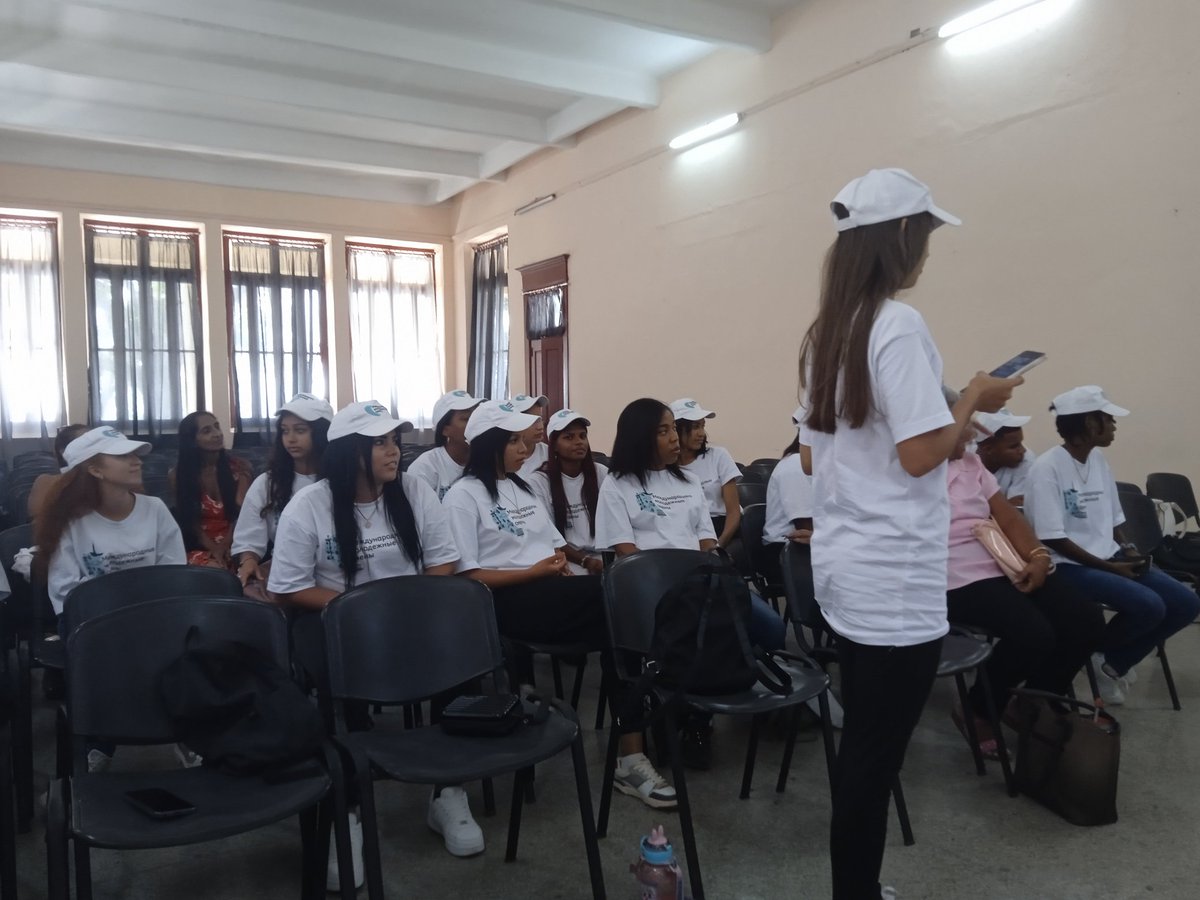 Encuentro con nuestros jóvenes que visitaron San Petersburgo. #CubaEstáFirme