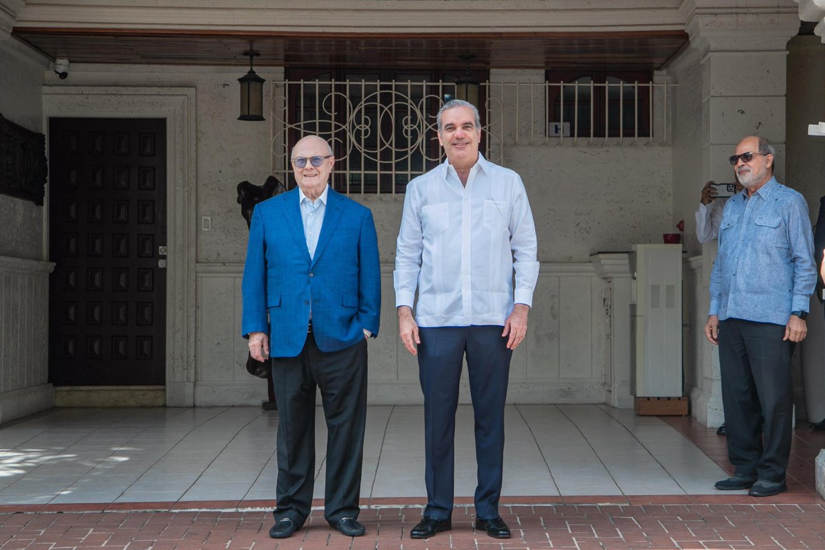 Hoy recibí en mi casa al presidente Luis Abinader para conversar sobre los avances del Diálogo Nacional sobre la crisis haitiana.

Compartimos reflexiones sinceras y coincidimos en que los grandes retos del país se enfrentan con seriedad, apertura y visión de futuro.

La