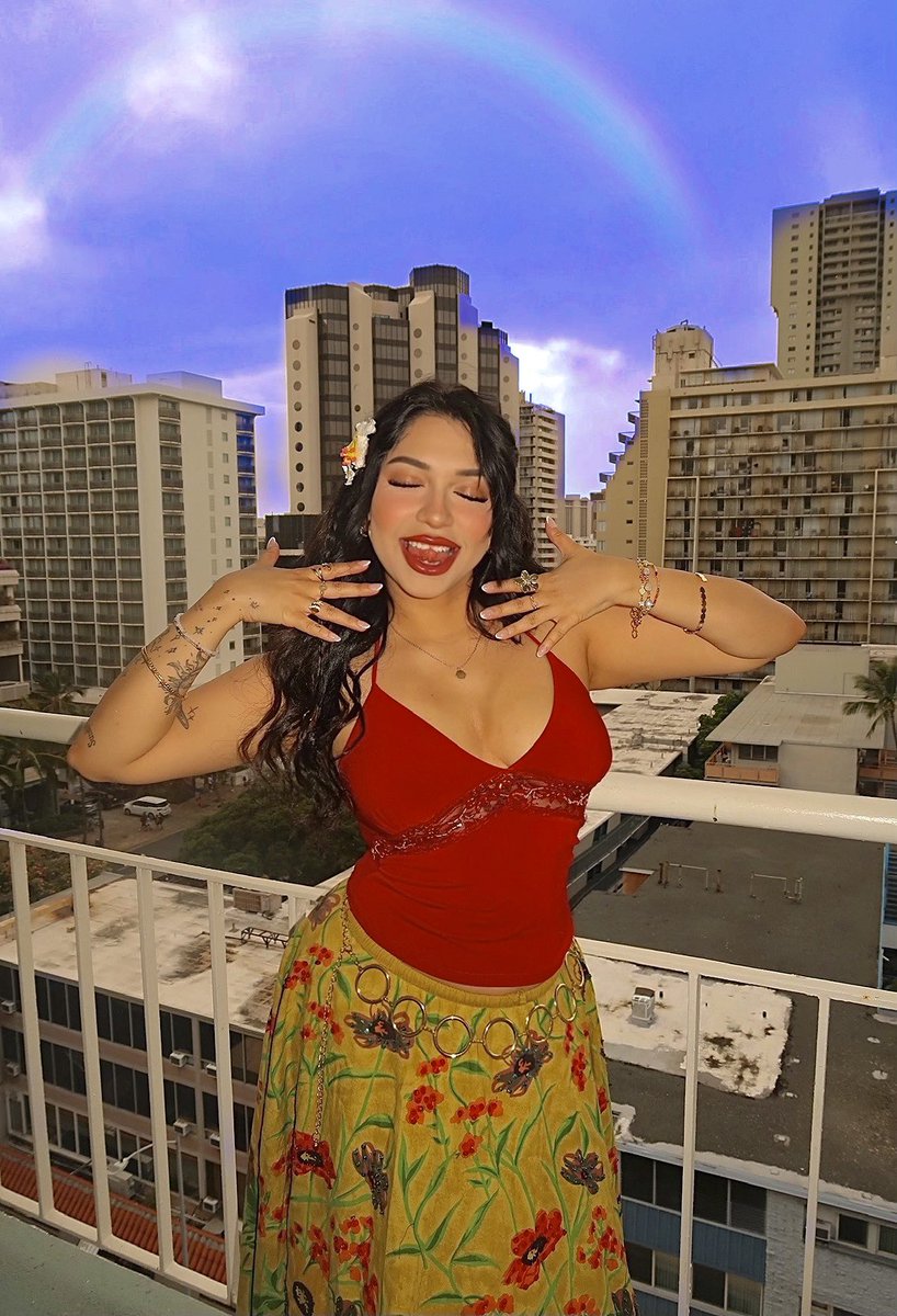 bekwutdaheck's tweet photo. Turned 20-fine on an island today 💋🎊 https://t.co/HvWEDfSjjO
