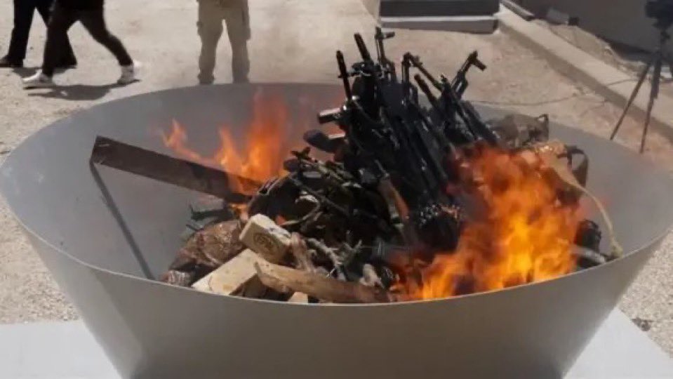 PKK silah bırakıyor dediğiniz tiyatro bumuydu. ?

Bu ülke halkına PKK şov izlertiniz yazılar olsun.

Bu kadar şehit yakınının canını yeniden yakmaya değermiydi..?

Devlet aklı bu görüntüleri kaydetti.