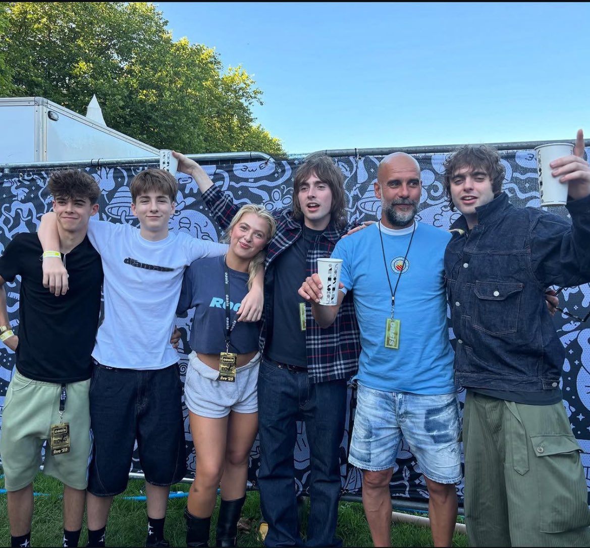 Pogopedia's tweet image. Se armó el VIP de Oasis en Manchester con Pep Guardiola y los hijos de Liam y Noel Gallagher.