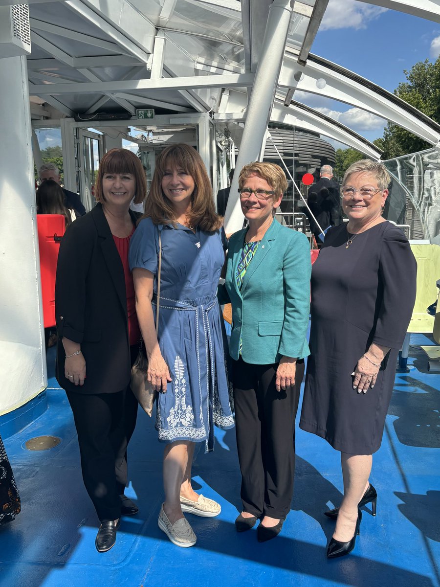 En visite à l’Institut de France 🇫🇷 avec mes collègues 🇨🇦 après une journée bien remplie et productive des sessions de travail des réseaux. #APF50 <a href="/APFfrancophonie/">APF. Francophonie</a> 
<a href="/NathalieRoyPres/">Nathalie Roy</a> <a href="/SenGagne/">Raymonde Gagné, C.M., O.M.</a> <a href="/FrancineLandry/">Francine Landry</a> 
<a href="/DiplomatieParl/">Diplomatie Parl</a>
