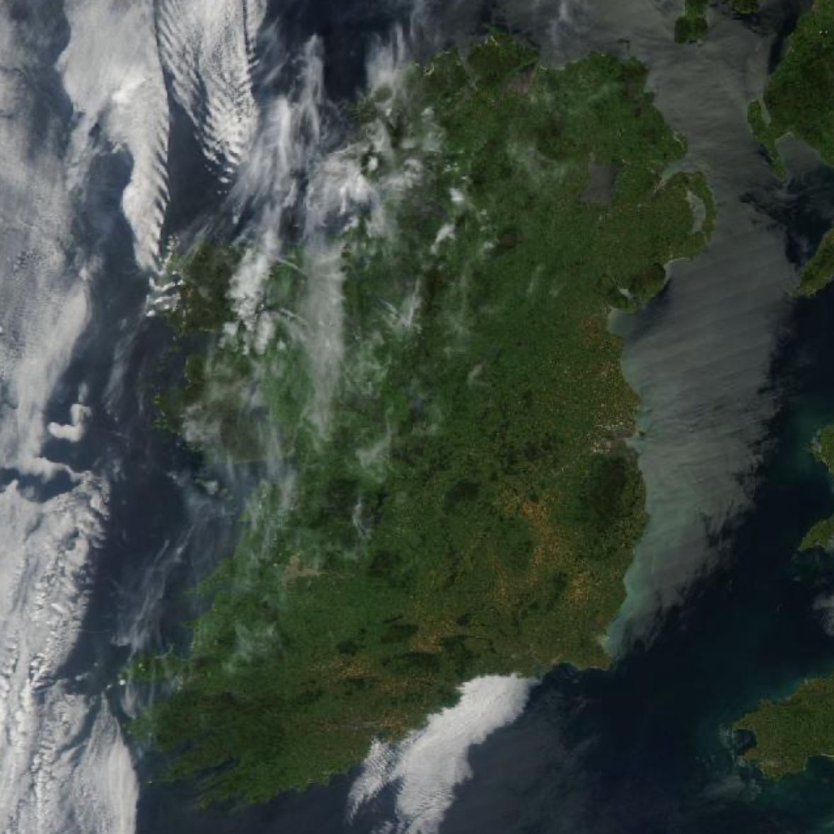Ireland is officially roasting! 🌡️ Temps hit 28C today, and it could get even hotter tomorrow as the heatwave continues. Stay hydrated, avoid the midday sun, and enjoy the summer vibes! ☀️🍦 #Heatwave #Ireland #Summer2025