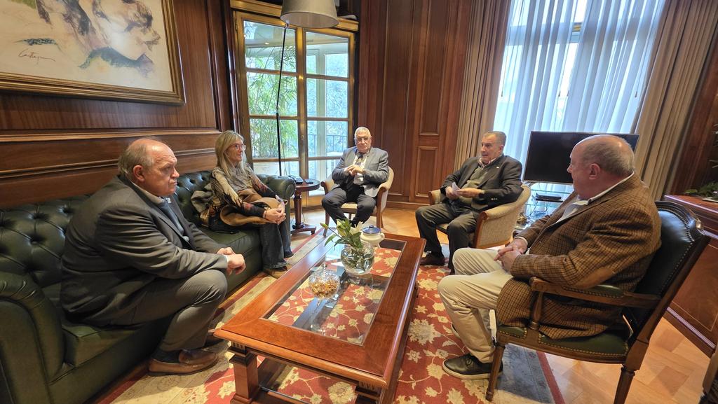 FORTALECIMIENTO INSTITUCIONAL 🤝

Nos reunimos con <a href="/NicoBronzo/">Nicolas Bronzovich</a> y <a href="/PiluGiraudo/">Maria B Pilu Giraudo</a> de <a href="/intaargentina/">INTA</a> para afianzar el vínculo público-privado en pos del agregado de valor en las producciones regionales 🇦🇷 y su desarrollo sostenible.

#EsConLasPymes