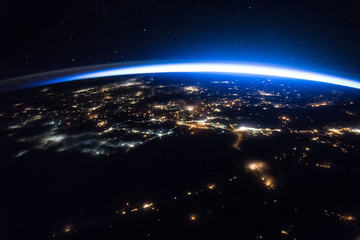 NASA360's tweet image. Can’t get enough of NASA?
Starting this summer, you can catch live rocket launches, astronaut spacewalks, mission coverage & jaw-dropping views of Earth, all streaming live on @Netflix.
Your front-row seat to space just got cozier 👉 go.nasa.gov/4eI78fk