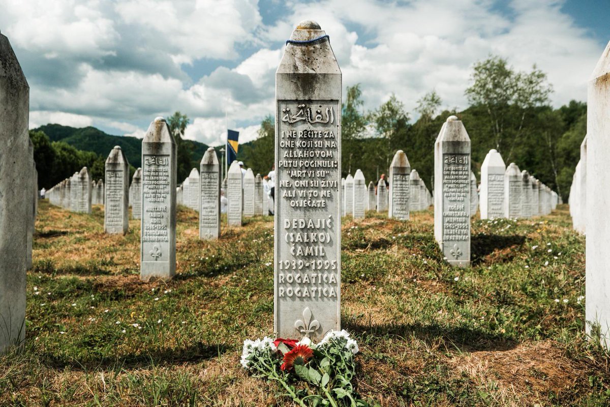 Toprağın altına acıyla fakat şerefle girenler. Unutmadık, unutmuyoruz.