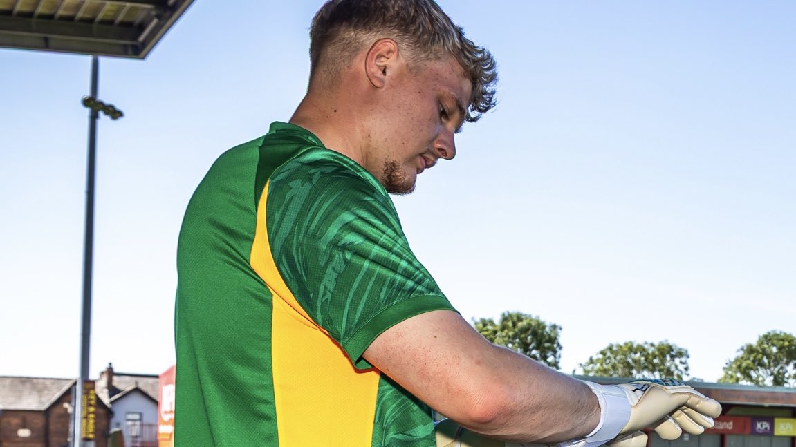 crewealexfc's tweet image. Fits like a glove 🧤

#CreweAlex