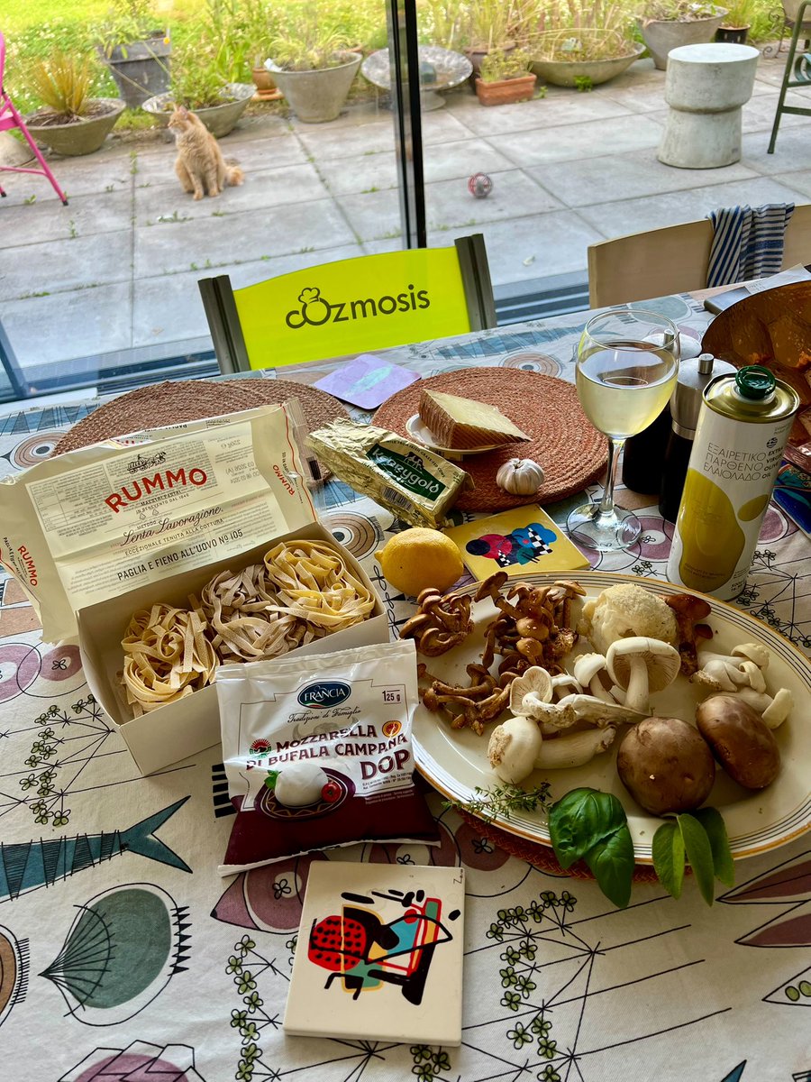 CVlattas's tweet image. "Paglia e Fieno" fettuccini all uovo - wild mushrooms and buffalo
mozzarella
.
Ρε μπαγάσα Σπιγκς, άνοιξε σαμπάνια και βάλε κάτι για το παλικάρι το ντιλιβερά 🐈 @spigaro
.
#Pasta #pastaFriday
#pastaFridaySociety
#cookforlove #cook_bots
#2LouBayFood #Dublin
#foodforfun #lovepasta