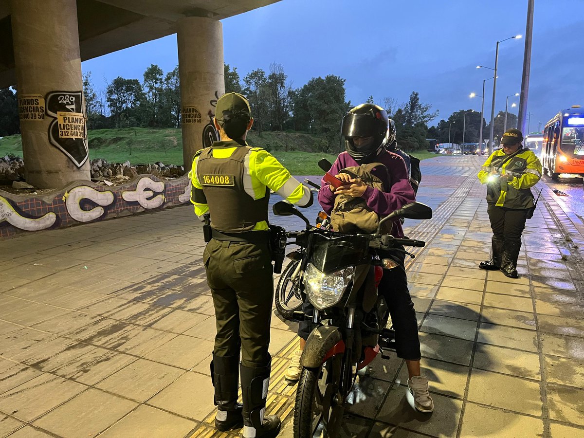 Gracias a los reportes de la ciudadanía, hoy adelantamos un operativo en la avenida Boyacá con Guayacanes para controlar y sancionar a las motos que circulan por los andenes  y ponen en riesgo a los peatones.
 No permitiremos que sigan tomando atajos a costa de la seguridad de