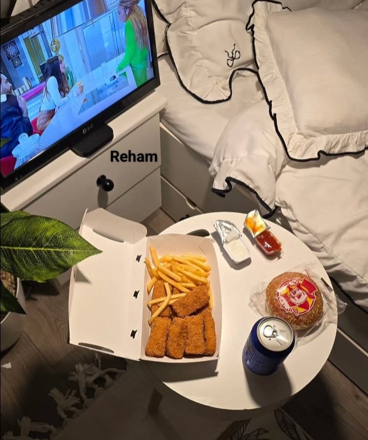 rere17936985820's tweet photo. كم هو جميل 💞
أن تكتب كلمات....
    يراها البعض جميلة..
   ويراها البعض معبرة..
ويراها آخرون بلا معنى...
لكنك الوحيد الذي تعلم ماذا يوجد خلف الكواليس 💞

وأتفضلوا العشا بقه😂😂 https://t.co/iMgHdYczHu