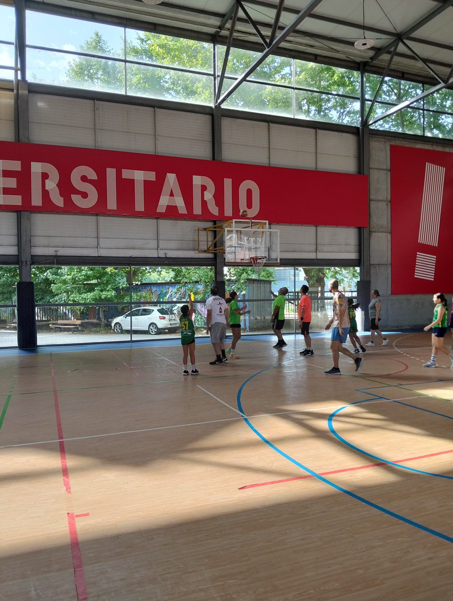 💫 Para poñerlle o broche final á tempada, organizamos un partido moi especial: pais e nais contra as nosas pequenas xogadoras! 🏀💪
Risas, complicidade e moito bo rollo nunha xornada chea de diversión e calidade compartida. Momentos así fan equipo, fan familia 💚💚💚