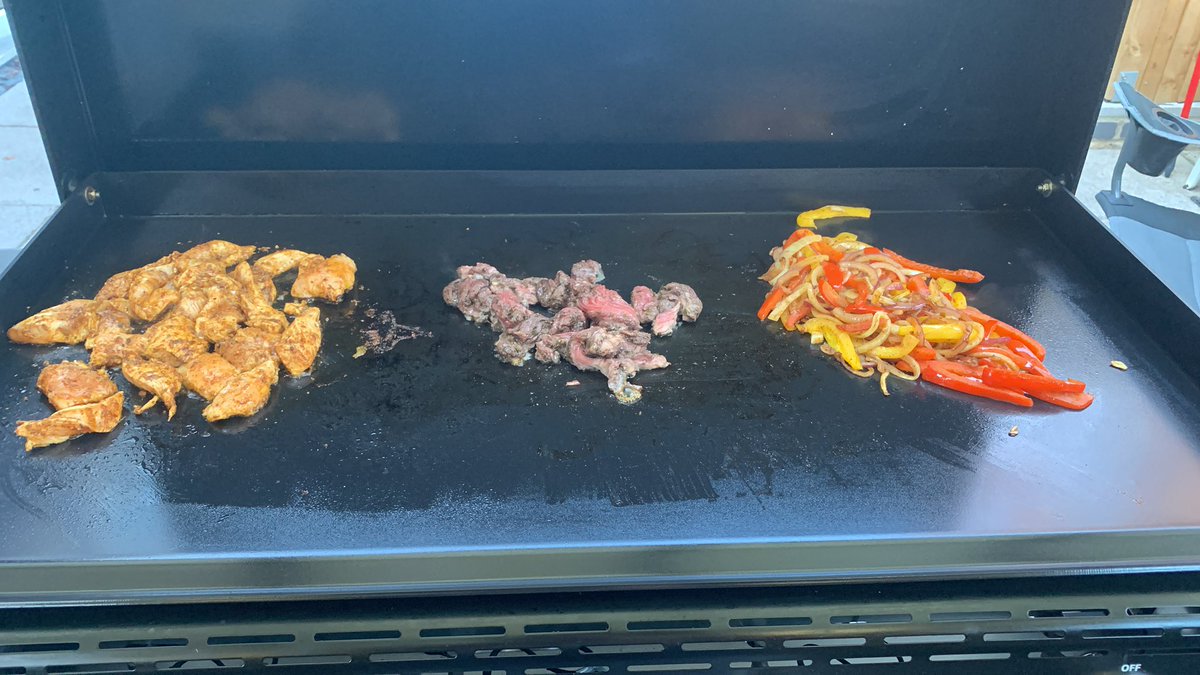 IanPlumbing's tweet photo. Fajitas &amp; nachos done on the @grillstream plancha &amp; @OoniHQ koda for tea tonight. #bbqshack #outsidecooking https://t.co/7aNtpWpOeA