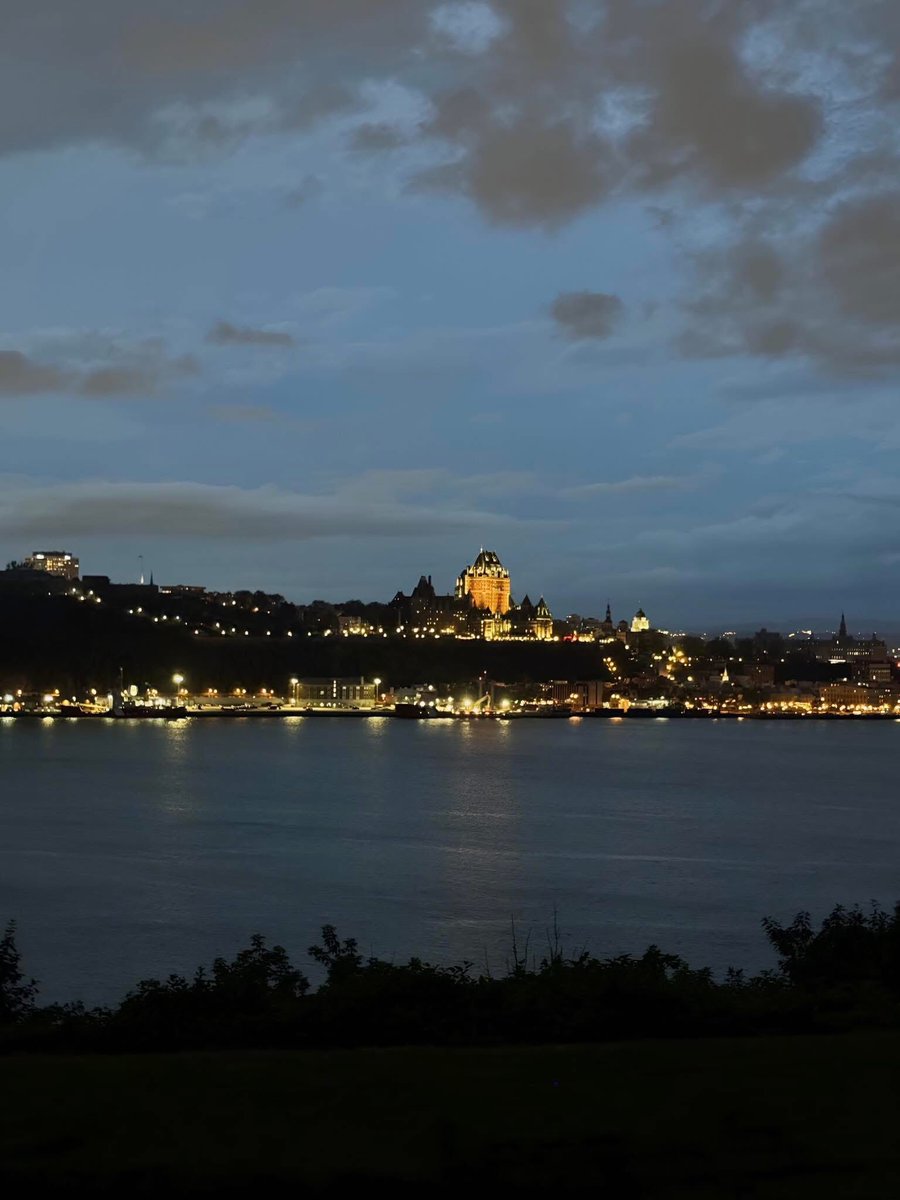 <a href="/BulsaMarie/">Marie Bulsa écrivaine</a> Belle soirée Marie 🍀🌸

Ville de Québec à la brunante   
Le chanteaux Frontenac en évidence