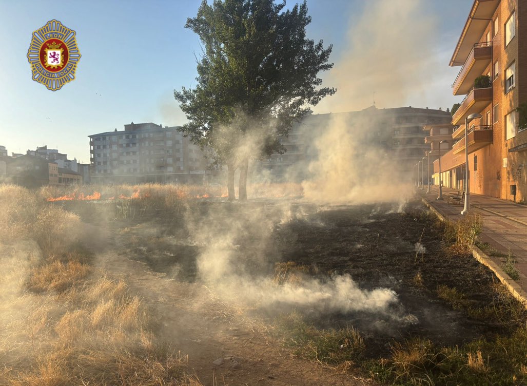 A las 20:56 h ,de nuevo, 👮🚔👮‍♀️ #Tu092León   interviene en un Incendio en descampado de la C/ Alfredo Nistal en #LeónEsp 

Los servicios de extinción se encuentran en el lugar.

No hay daños personales ni materiales. 

#PolicíaLocalCercaDeTi