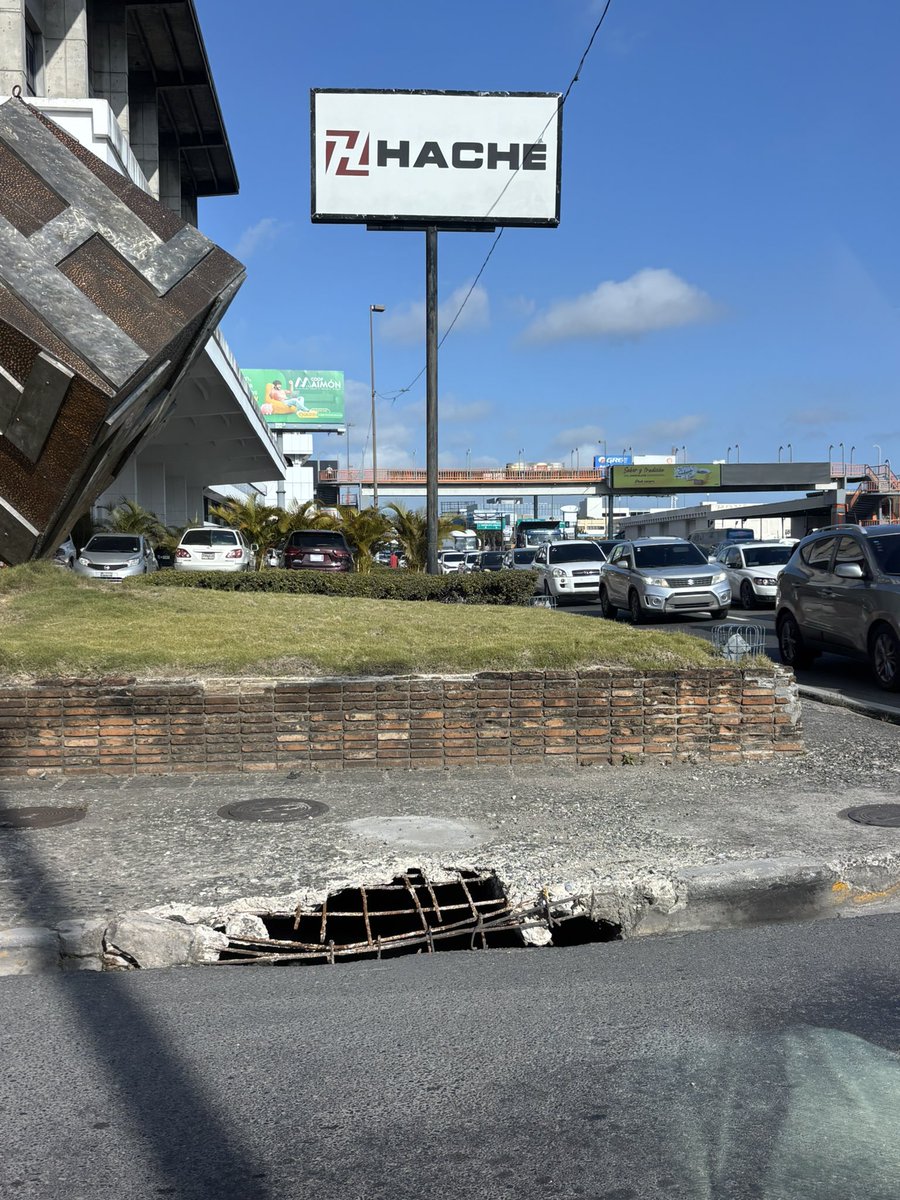 Atención <a href="/MOPCRD/">Ministerio de Obras Públicas RD</a> deben intervenir esta acera lo antes posible. Es un peligro enorme transitar por ahi. Avenida Jhon F. Kennedy, esq. Calle del Carmen, Naco.