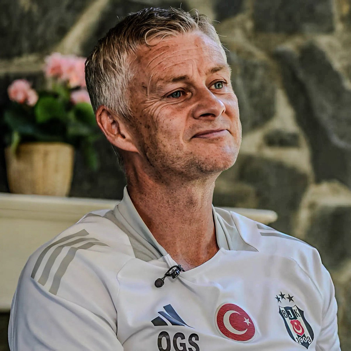 oocbesiktas's tweet photo. Sergen Yalçın ne demişti, hep kötü zamanlarda çağırılıyoruz…

Yarım sezon sabretse, şimdi bu transferler onun için yapılıyordu. Kader. 

Biz sabreden Solskjær ve ekibini destekleyeceğiz. https://t.co/bJhUvnDH1H