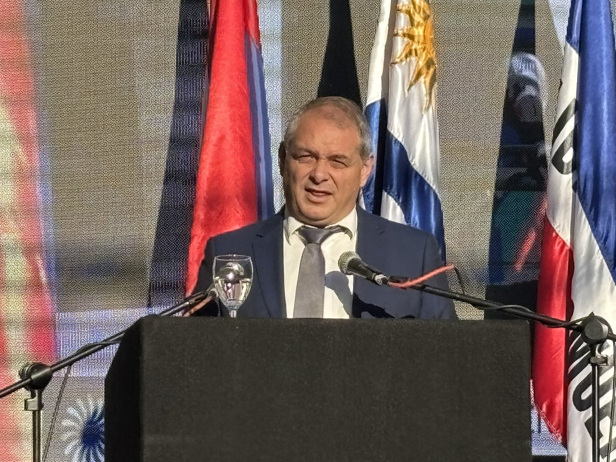 Intendencia de Florida (@floridaidf) on Twitter photo Se realiza la ceremonia protocolar de cambio de mando en las puertas del edificio Municipal. Entrega el mando <a href="/g_lopezmendez/">Guillermo López M</a> a <a href="/PajaroEnciso/">Carlos Enciso Christiansen</a>. Se encuentra presente el Presidente <a href="/OrsiYamandu/">Yamandú Orsi</a> y los ex presidentes <a href="/LuisLacallePou/">Luis Lacalle Pou</a> y Luis Lacalle Herrera. #DepartamentoAbierto Se realiza la ceremonia protocolar de cambio de mando en las puertas del edificio Municipal. Entrega el mando <a href="/g_lopezmendez/">Guillermo López M</a> a <a href="/PajaroEnciso/">Carlos Enciso Christiansen</a>. Se encuentra presente el Presidente <a href="/OrsiYamandu/">Yamandú Orsi</a> y los ex presidentes <a href="/LuisLacallePou/">Luis Lacalle Pou</a> y Luis Lacalle Herrera. #DepartamentoAbierto