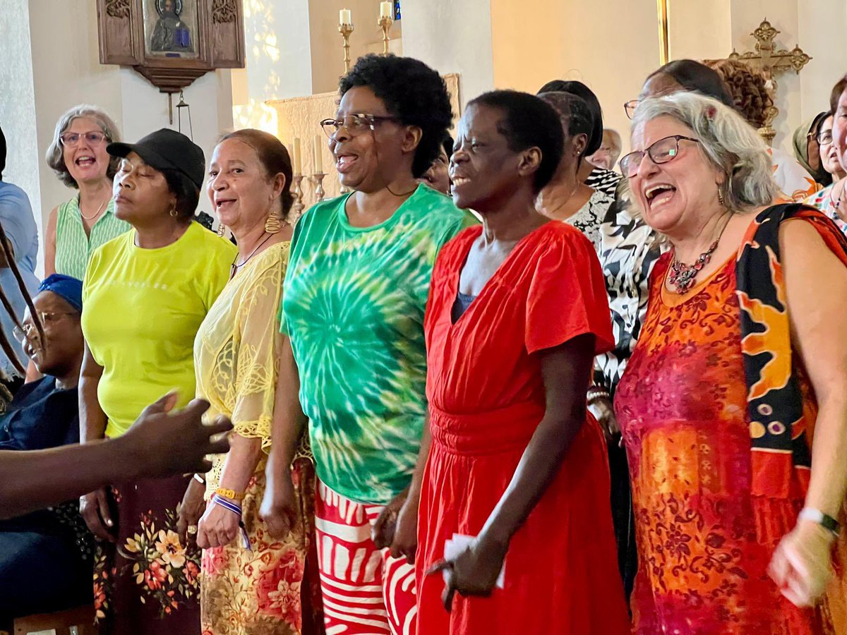 RefugeeTales's tweet photo. Thank you @mary_kenton for kind hospitality to walker pilgrims from #RefugeeTales and for the church with the best acoustic for voices to soar. The Sing For Freedom Choir were fabulous this evening! https://t.co/pPVVX1ixZD
