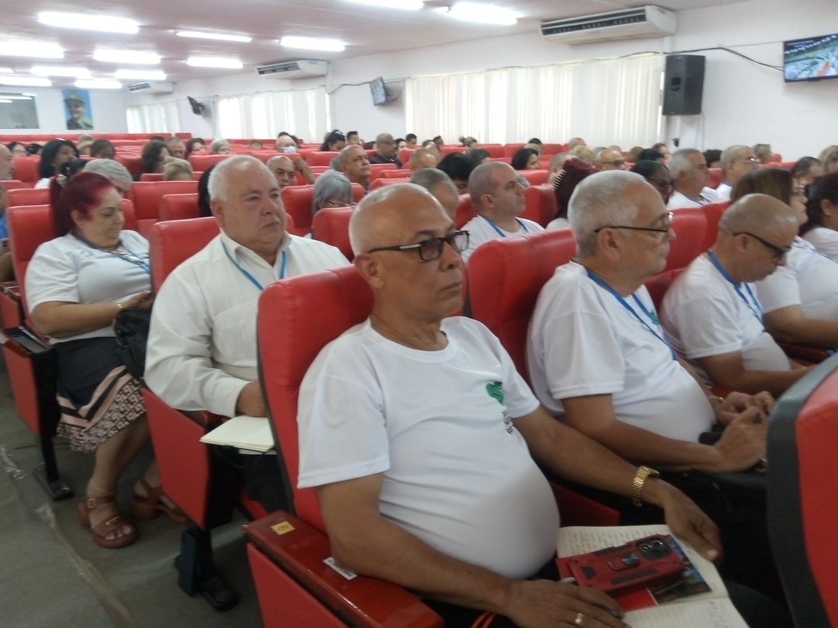 En el 5to día de la XXIII Reunión de Jefes de Misiones Médicas en el Exterior, se realizó el lanzamiento del Anuario 2024 de la Colaboración Médica, libro que muestra la labor de nuestros cooperantes en cada misión. 
#CubaCoopera
