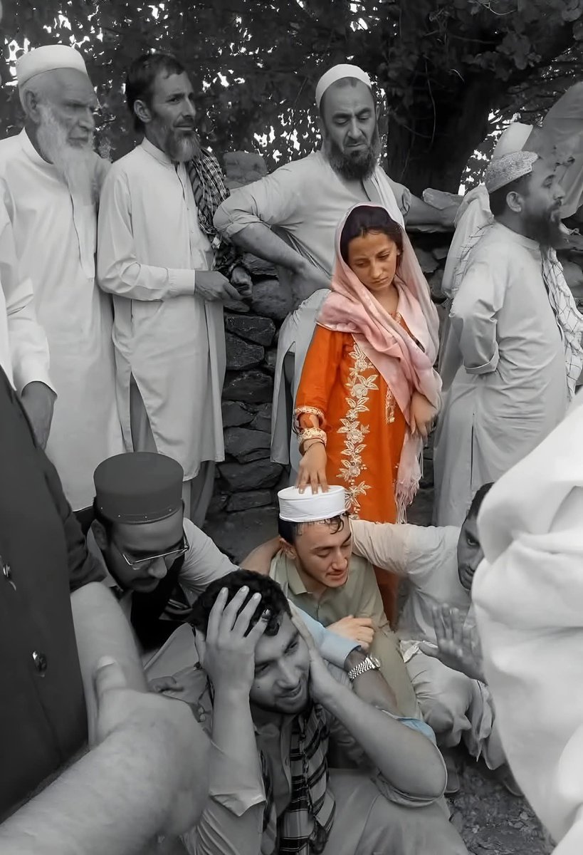Salman__em's tweet photo. ورور ته ده خور دلاسه 
له مينې ډک لاس يې په سر ور ايښې او ده پلار ده نا موجودګۍ احساس ته يې يوازې نه پرېدي.
#molanakhanzeb 
#molanakhanzaib https://t.co/gY6bFyXztT