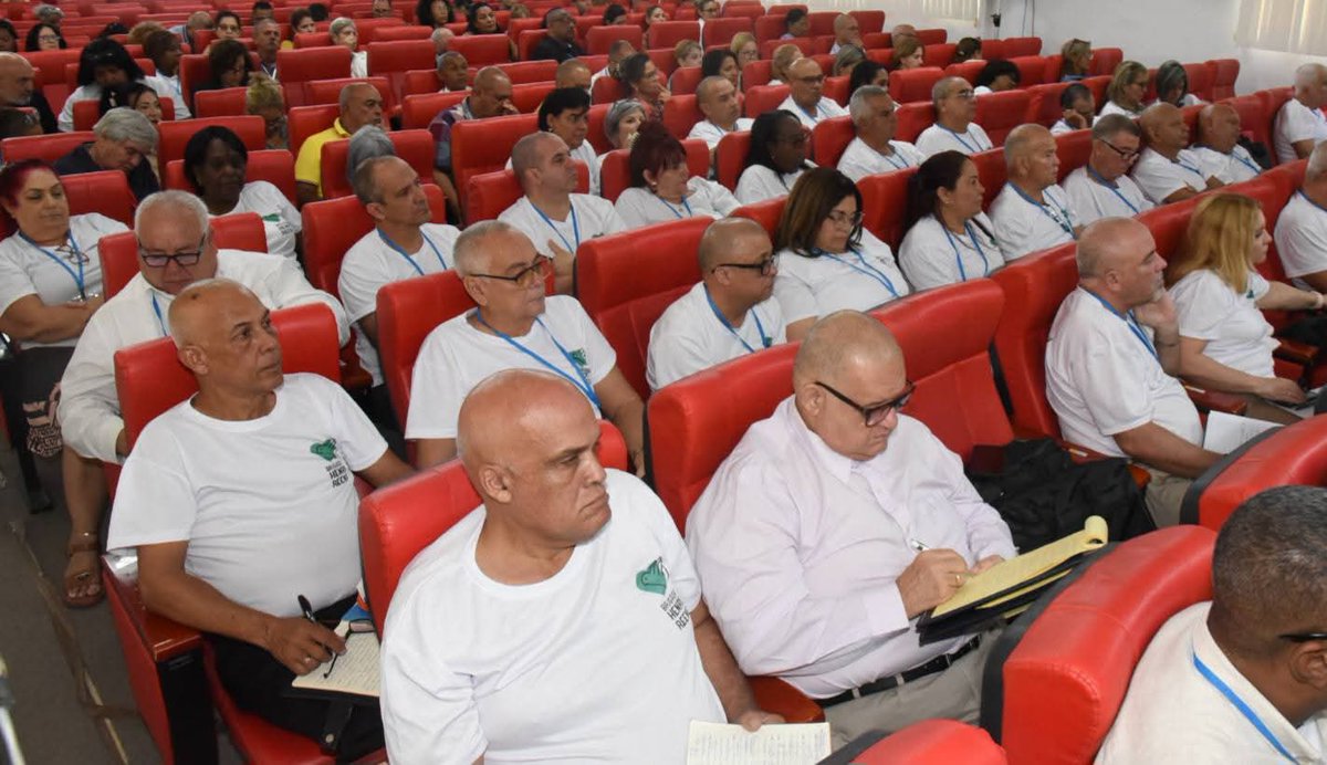 japortalmiranda's tweet photo. 🇨🇺 En el contexto de la XXlll Reunión de jefes de misiones médicas en el exterior, este viernes dialogamos con sus participantes sobre la actualidad nacional y prioridades de trabajo del sector.
Se ratificó la decisión de seguir contribuyendo a la #Salud global donde se necesite. https://t.co/S5j6K8VIw7