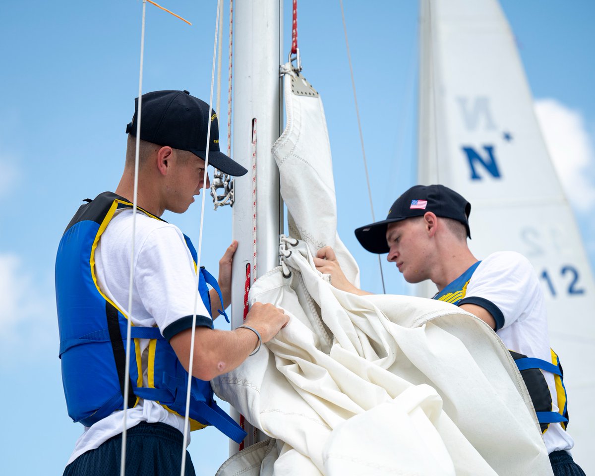 NavalAcademy's tweet image. Sails up and lessons underway! Each summer, the USNA Sailing Center introduces plebes to the fundamentals of sailing, knot tying, and seamanship. With over 10 hours of classroom and on-the-water instruction, plebes gain confidence and competence on the water.