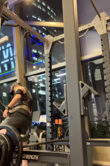 赤坂店はフロアの両側が
ガラス張りで
外の夜景を眺められるから
休憩の時にぼ～と
こういう店舗好きだな
TBSテレビのビルをバックに
ハーフデッドの練習