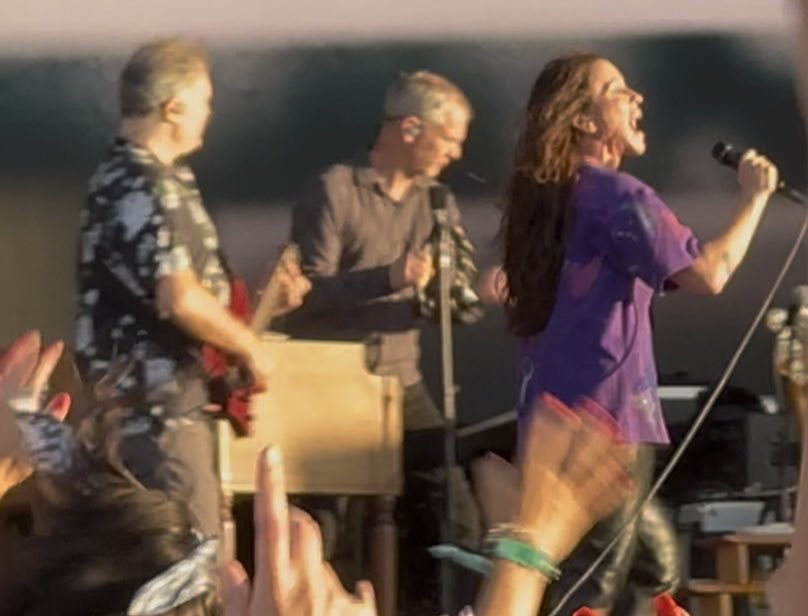 Y por un momento, micrófono con cable y zapatillas, contorsionándose en el viento del atardecer, Alanis abrazó a Janis en mi corazón. 
Qué pedazo de show cabo de ver. Qué armoniosa y qué feliz acaba de poner a todo un campo. 
MadCool día 2.