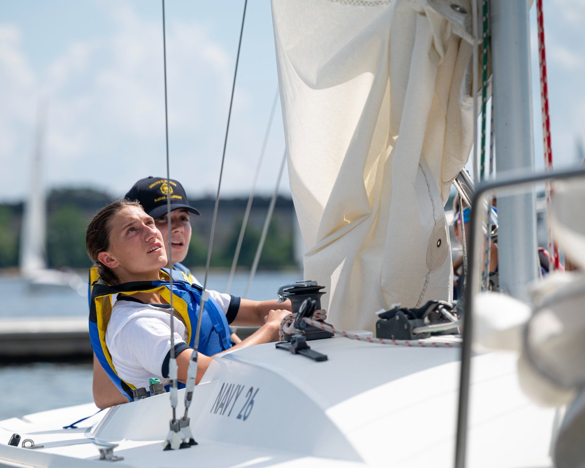 NavalAcademy's tweet image. Sails up and lessons underway! Each summer, the USNA Sailing Center introduces plebes to the fundamentals of sailing, knot tying, and seamanship. With over 10 hours of classroom and on-the-water instruction, plebes gain confidence and competence on the water.