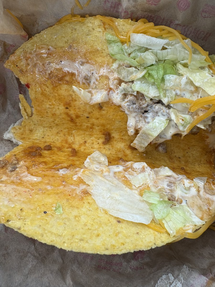 alhale89's tweet photo. I guess I should’ve started eating it from the other end 🤦🏼‍♀️😡 @tacobell https://t.co/hN72bN5e8P
