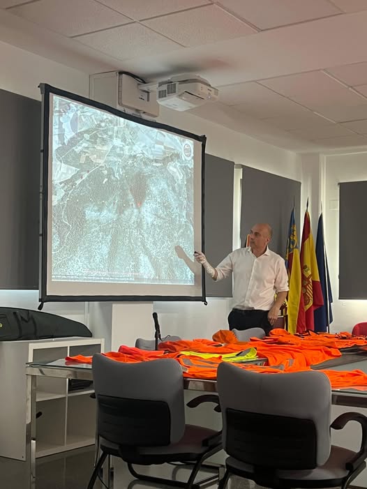 Avui a Gavarda, parlant de com fer fàcil un dret administratiu complex, però a la volta necessari i indefugible. La força me l'han donat ells.