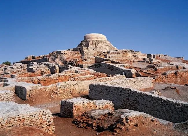 letsgetancient's tweet image. Long before the Romans, there was Mohenjo-Daro (~2500 BCE).

This Indus Valley metropolis had a planned street grid, an incredibly advanced sewer system, and a &quot;Great Bath.&quot; Its sudden collapse and abandonment remain a captivating mystery.
