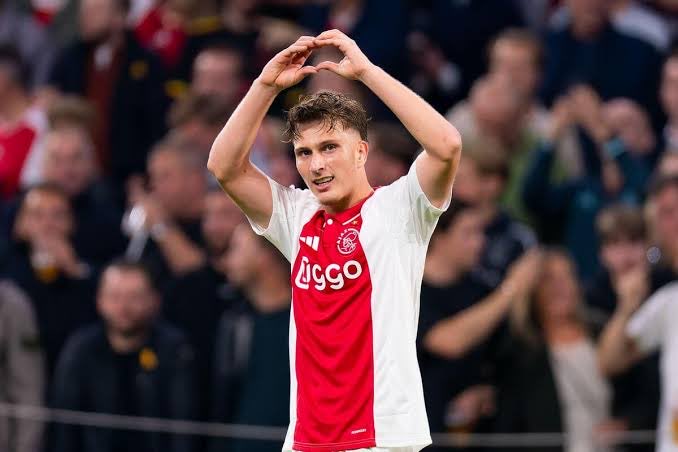 Beşiktaş, Ajax’in genç yıldız adayı kanadı Mika Gotds’un durumu hakkında bilgi aldı.

Oyuncuya Sporting CP’nin de ilgisi bulunuyor.