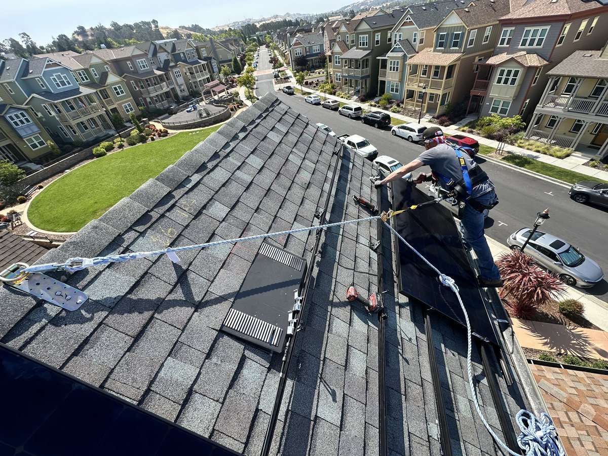 GoGreenAir's tweet photo. Another rooftop install, another step toward a greener planet! 🌎
📞 925-255-1022 | 🌎 https://t.co/lrQo2MNhzd
#SolarInstall #SolarEnergy #SolarPro #GreenAir https://t.co/bnzQVnb6pu
